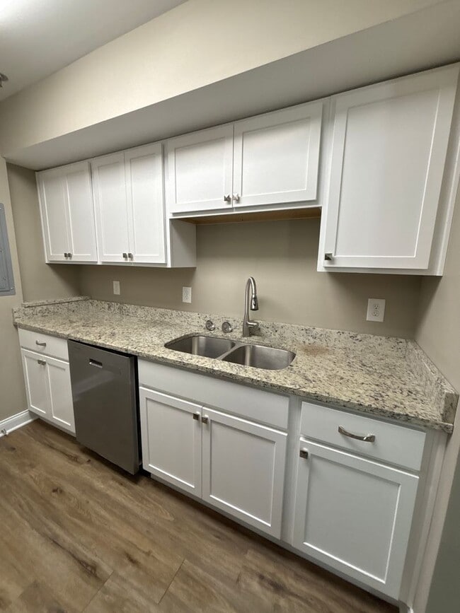 Building Photo - Move in Special 1/2 OFF 1 month's rent!