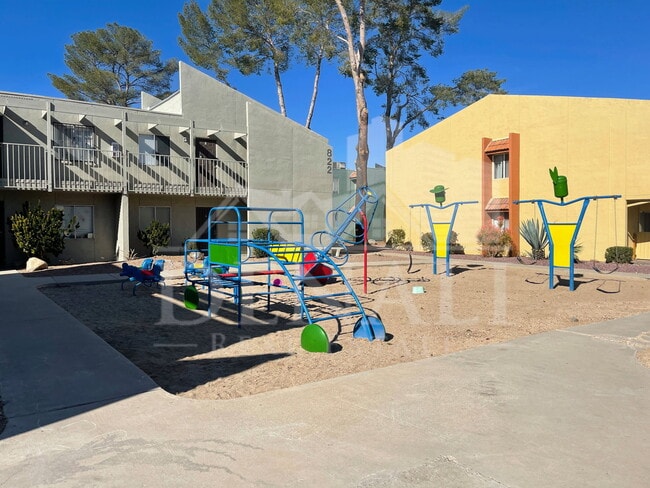 Building Photo - 822 S Langley Ave