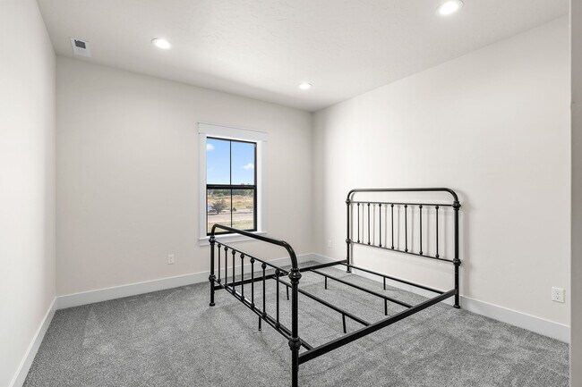 Building Photo - 2460 W Iron Coop St