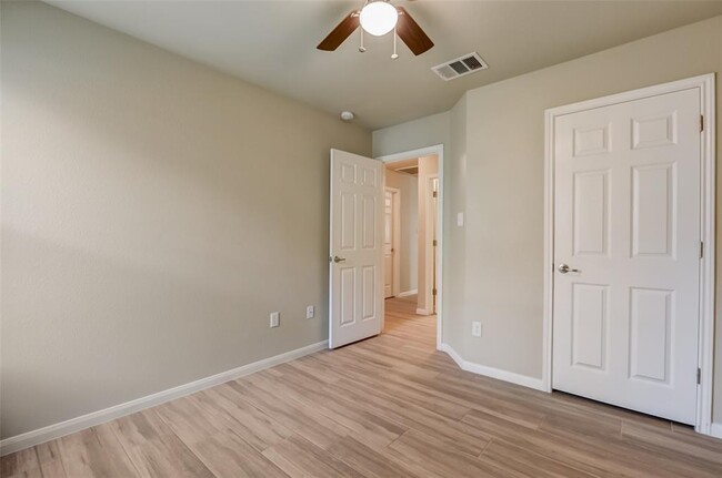 Building Photo - 834 Dark Horse Ln