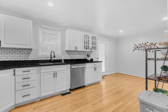 Building Photo - Beautifully Updated End-Unit Townhome in P...