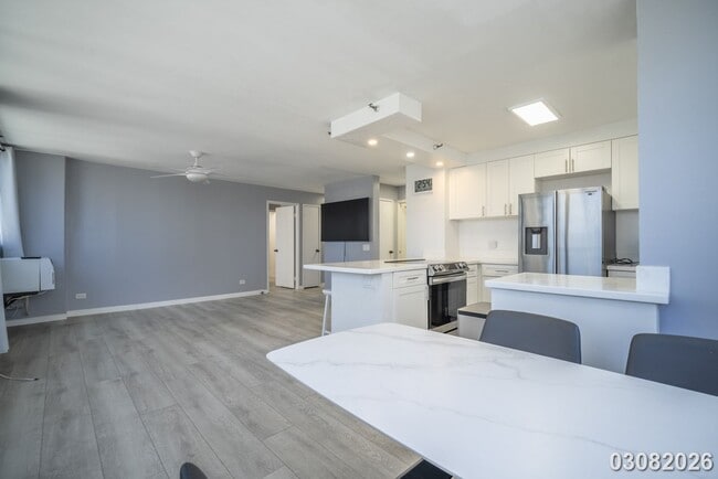 Building Photo - $3,500 / 2br - 896ft2 - Renovated and Modern 2BR/2BA/1PKG unit in the Royal Capito