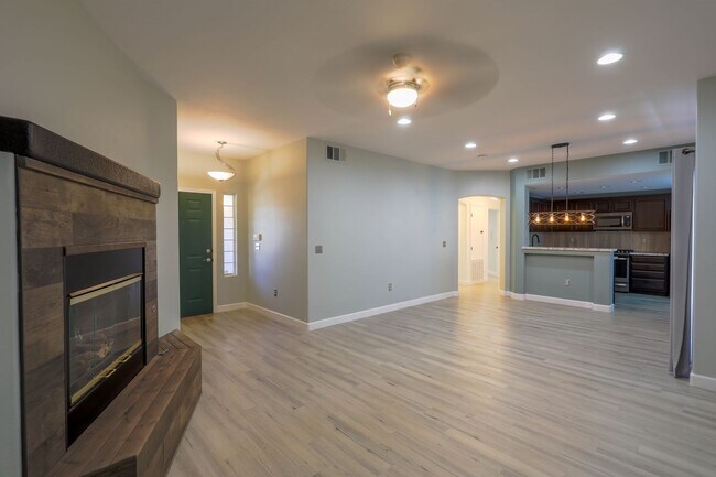 Building Photo - Beautiful 2 Bedroom With 2 Car Garage Summ...
