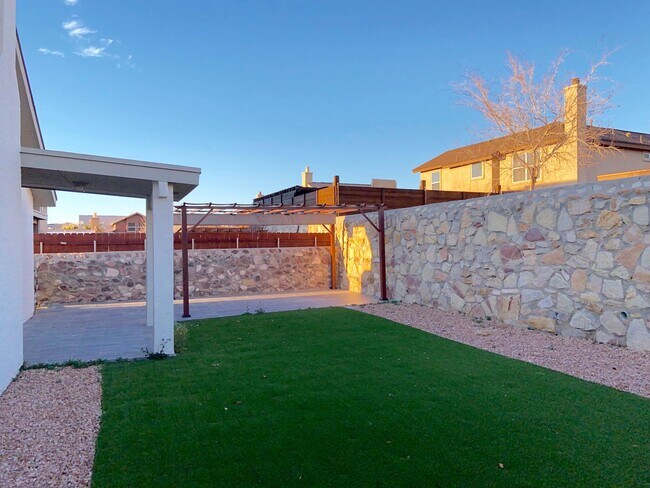 Building Photo - 1470 Senda Del Sol Ln