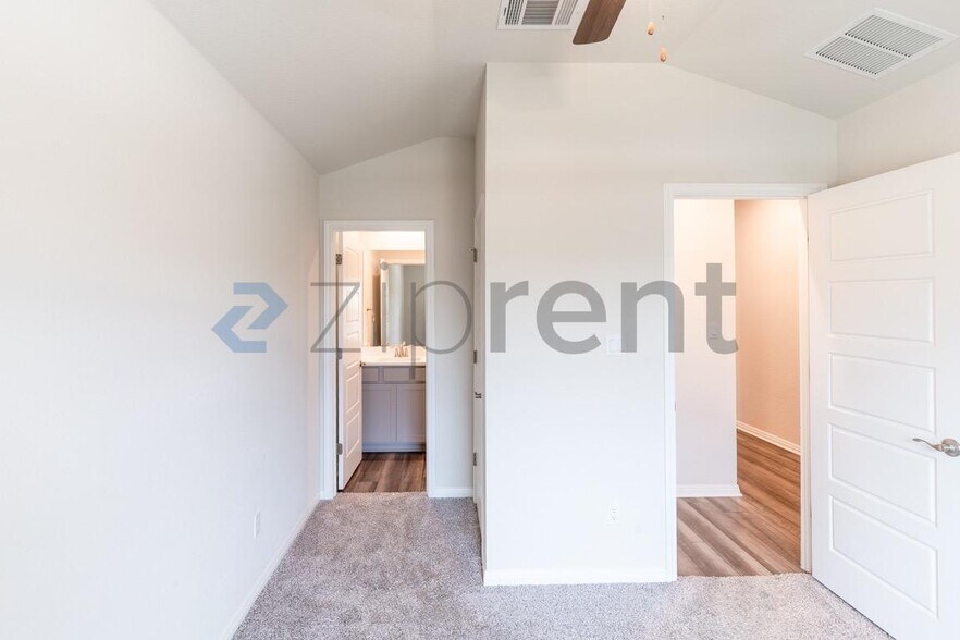 Building Photo - Unit