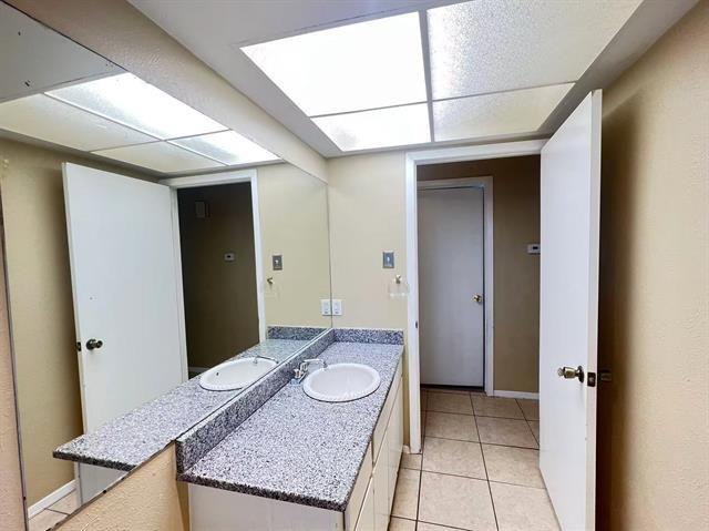 Building Photo - 1105 Spring Lake Dr