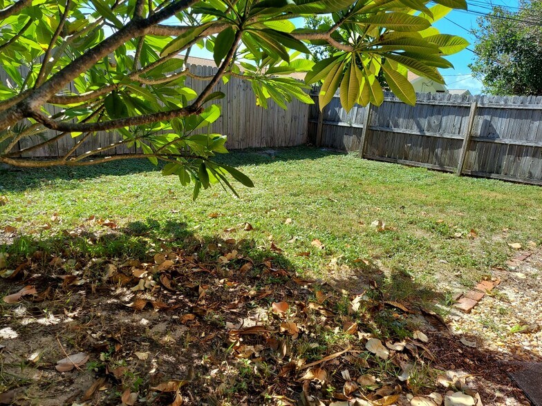 Building Photo - 327 Lee Ave