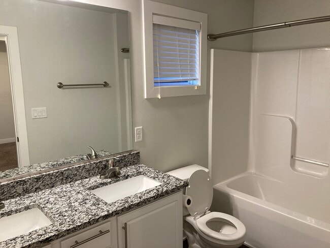 Building Photo - 4 bed / 2.5 Bath in Altoona