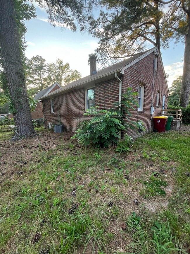Building Photo - 1006 Hampton Rd