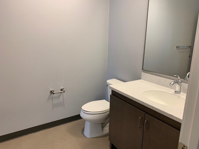 Building Photo - 10 E Ridge Dr