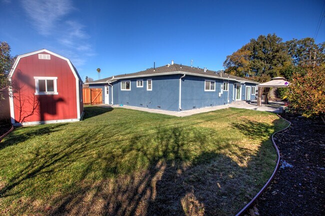 Building Photo - Sapcious remodeled Sundale w/ open floorplan