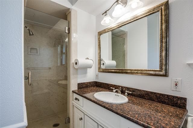 Building Photo - 1701 Midcrest Dr