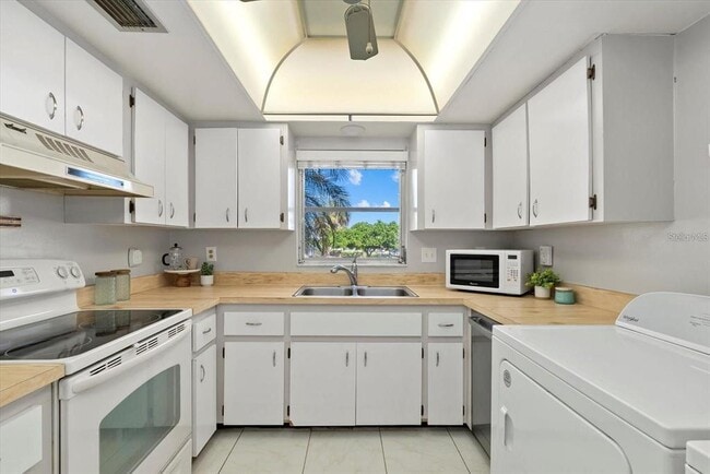 Building Photo - 4852 Independence Dr