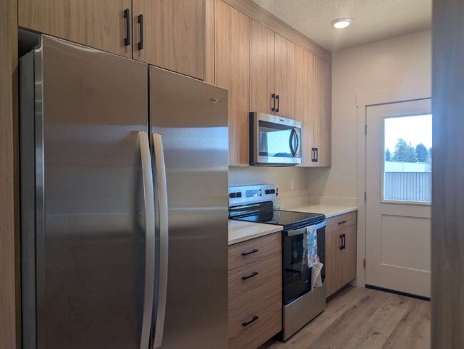 Building Photo - Quality 3 Bedroom 2 Bath