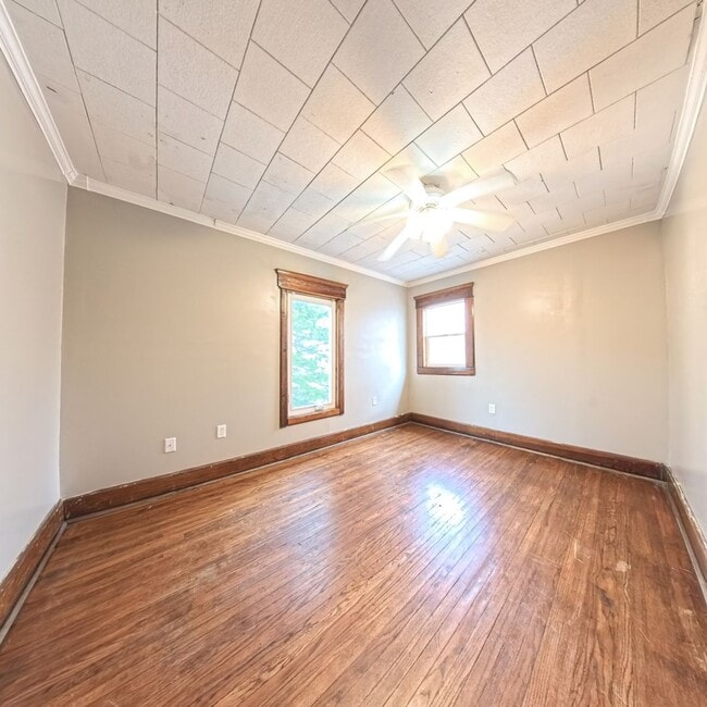 Building Photo - Spacious 5 bedroom 2 Bath Home