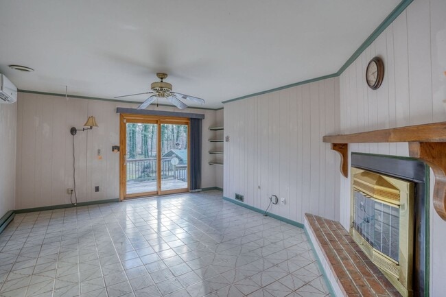 Building Photo - Just What You Have Been Looking For a Single Family Ranch in a Quaint Country Setting