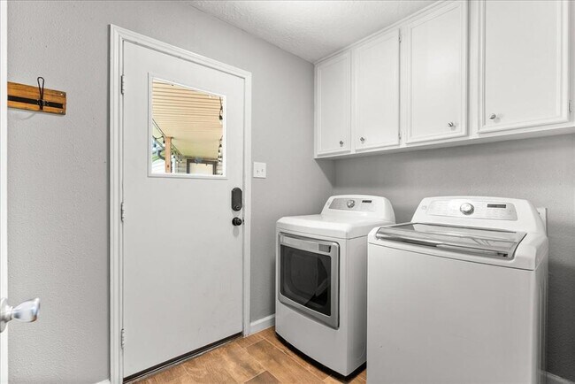 Building Photo - 3319 Meadowcreek Dr