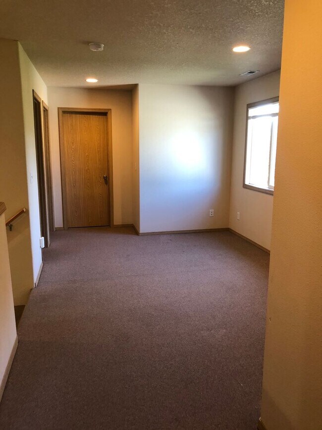 Building Photo - Your Perfect Corvallis Oasis Awaits at This 4-Bedroom Townhouse!