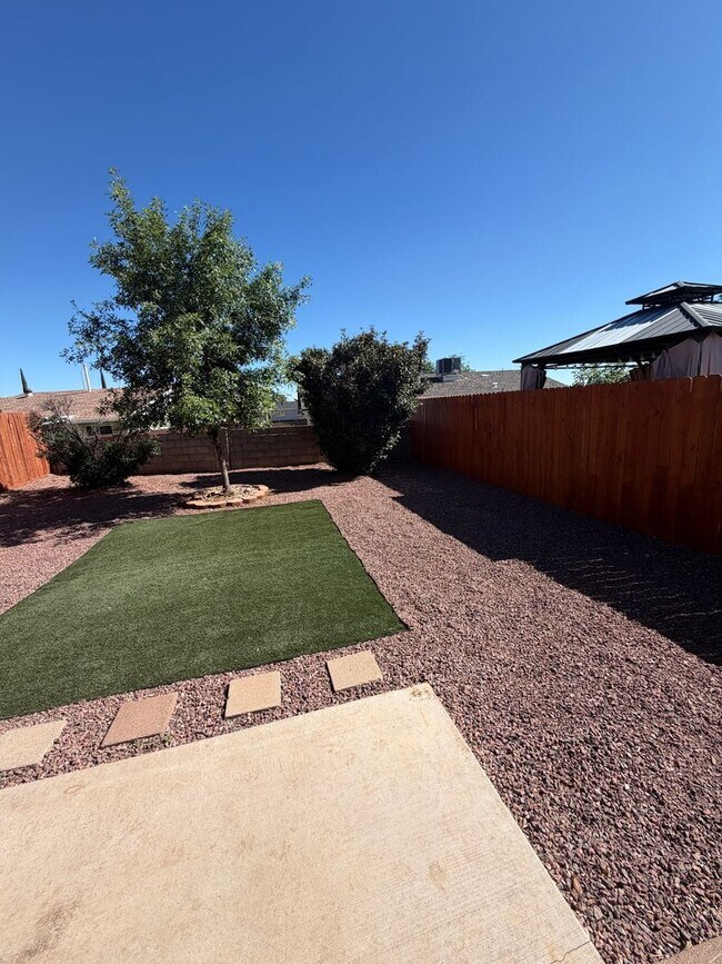 Building Photo - Updated 2 Bedroom 2 Bath with Office Near Fort Huachuca