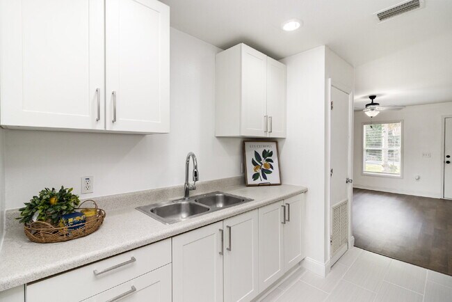 Building Photo - Cocoa Duplex