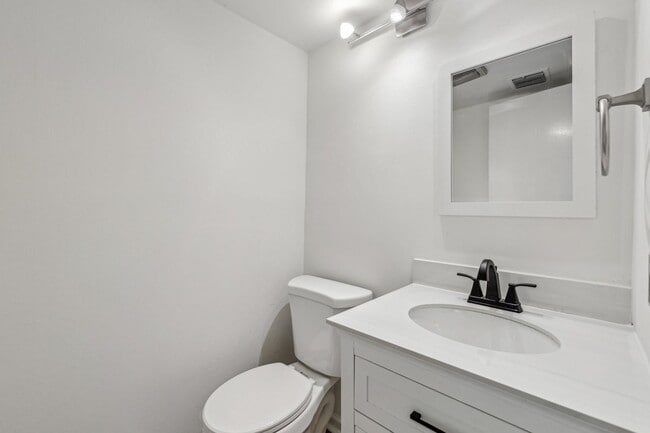 Building Photo - Updated 2BR/2.5BA Townhome in Gated West B...