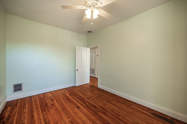 Building Photo - 206 S 43rd St