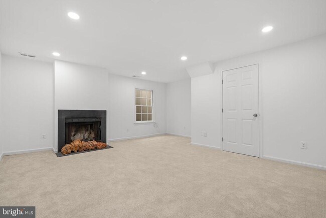 Building Photo - 119 E Main St