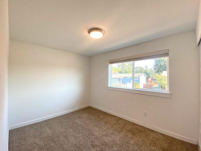 Building Photo - Vintage University Place Four Bedroom