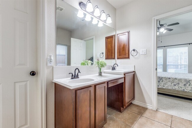 Building Photo - 9412 Fenway Dr