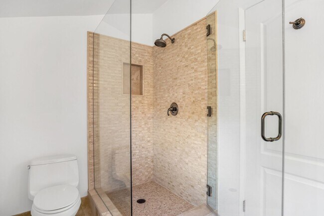 Building Photo - PRIVATE AND TRANQUIL COMPLETELY RENOVATED ...