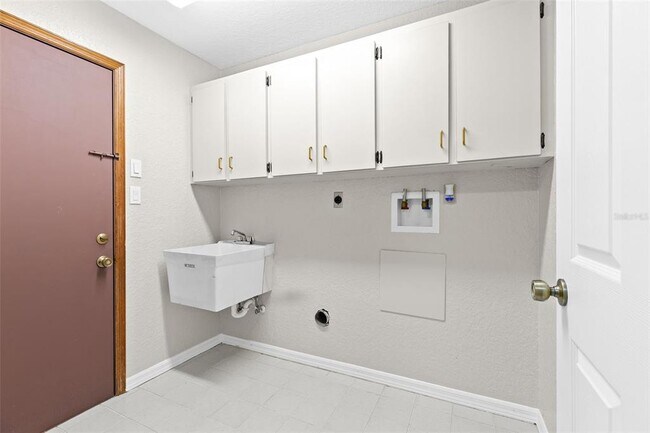 Building Photo - 8829 Bermuda Ln
