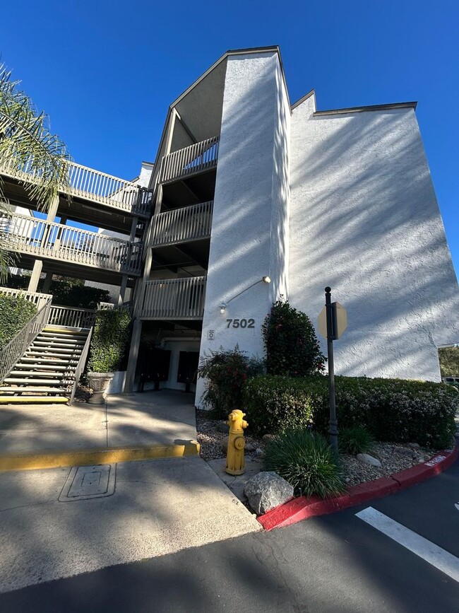 Building Photo - Renovated and Spacious, 1 bed 1 bath condo on 2nd floor! Move In Ready!