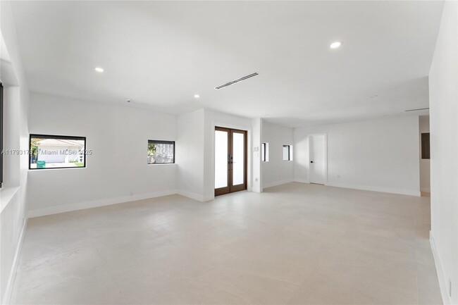Building Photo - 5736 SW 35th St