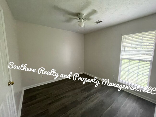 Building Photo - Make this your home!
