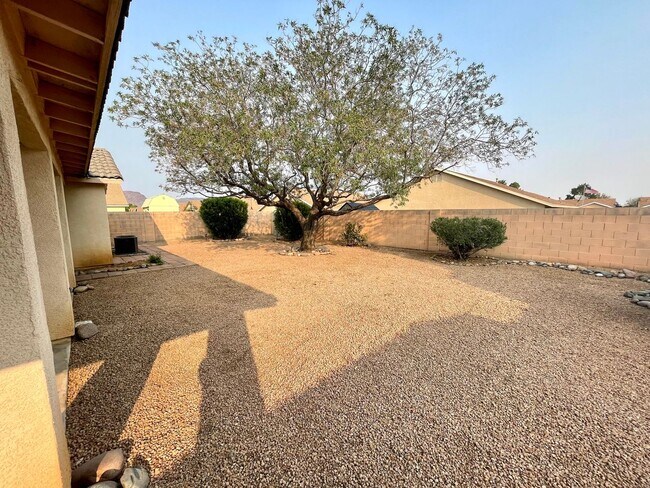 Building Photo - Nice 3 Bedroom 2 Bath Home in Chaparral Mesa!