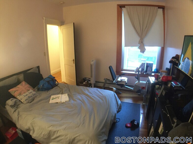 Building Photo - 157 Thorndike St