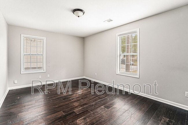 Building Photo - 1343 Lynford Dr SW