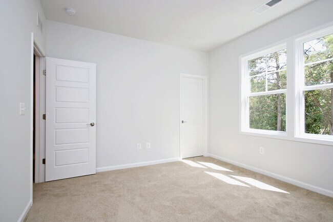 Building Photo - Avinity Townhome With Main Level Bedroom
