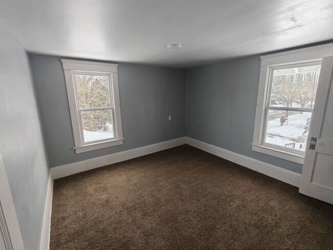 Building Photo - Newly Rehabbed 6-Bedroom, 3-Story Home with Off-Street Parking