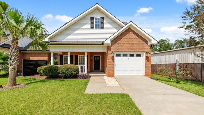 Building Photo - Luxury Townhouse