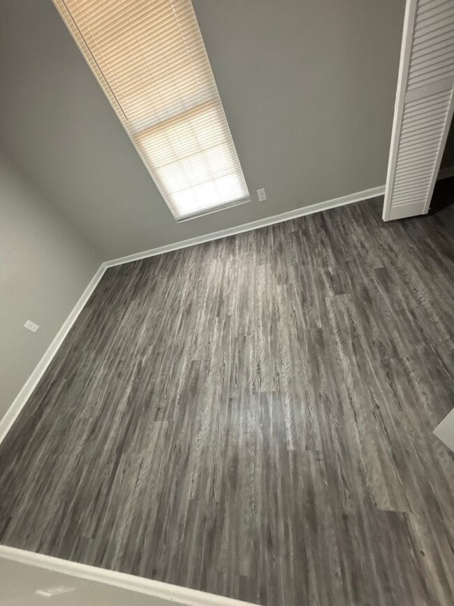 Building Photo - FOR RENT