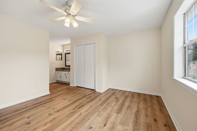 Building Photo - Updated 2BR Townhome in Prime Chapel Hill Location with Pool & Tennis!