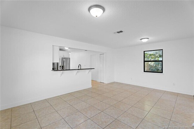 Building Photo - 3406 SW Feroe Ave