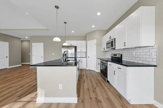 Building Photo - 2613 Cedrus Ave