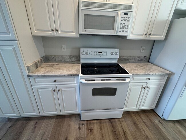 Building Photo - Brick End Unit Home in Taylor Springs NEW LVP FLOORING
