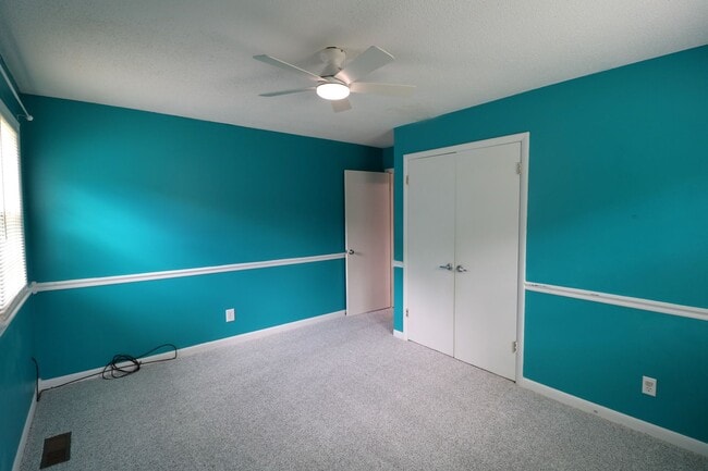 Building Photo - 120 Sunnybrook Ct