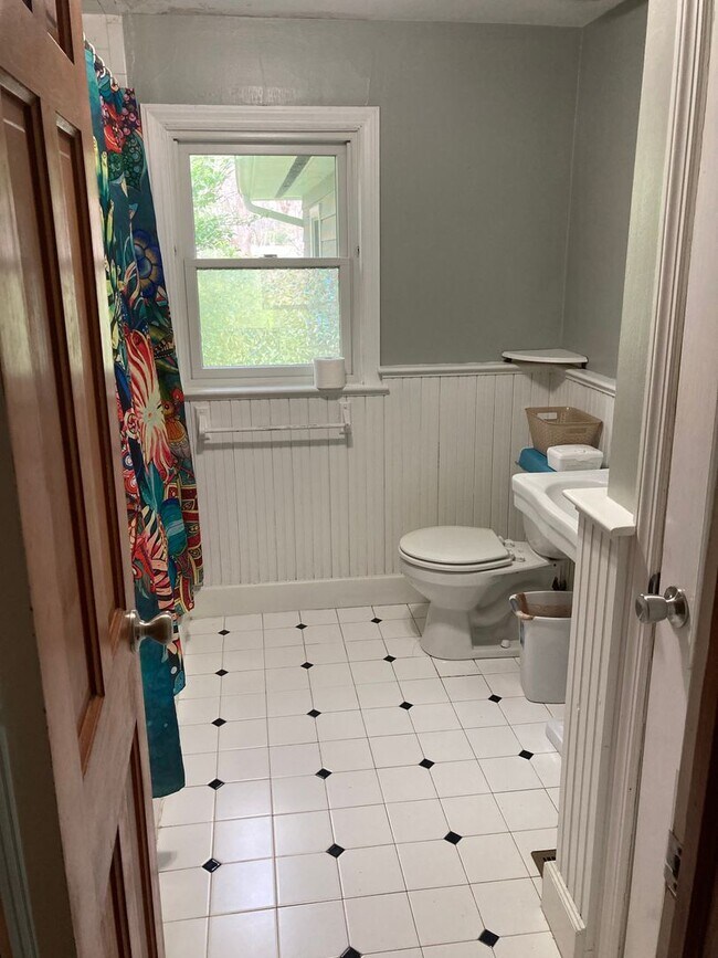 Building Photo - 3 bedroom, 1 bath House: Available August ...