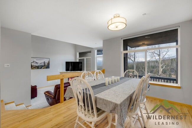 Building Photo - Spacious Townhome with Amazing Views