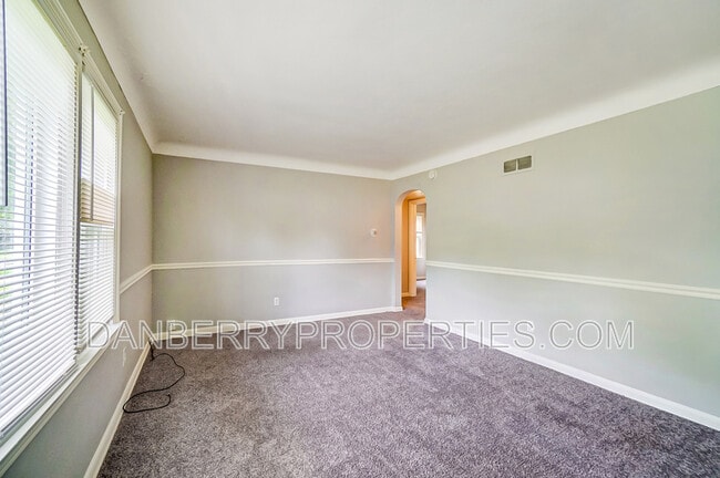 Building Photo - 833 Turner Ave