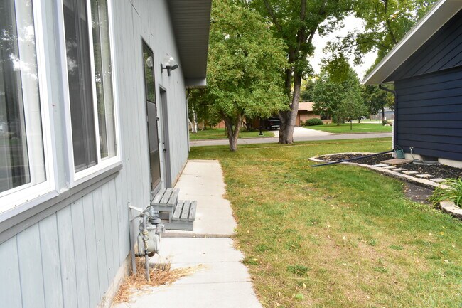 Building Photo - 1208 Oak St N